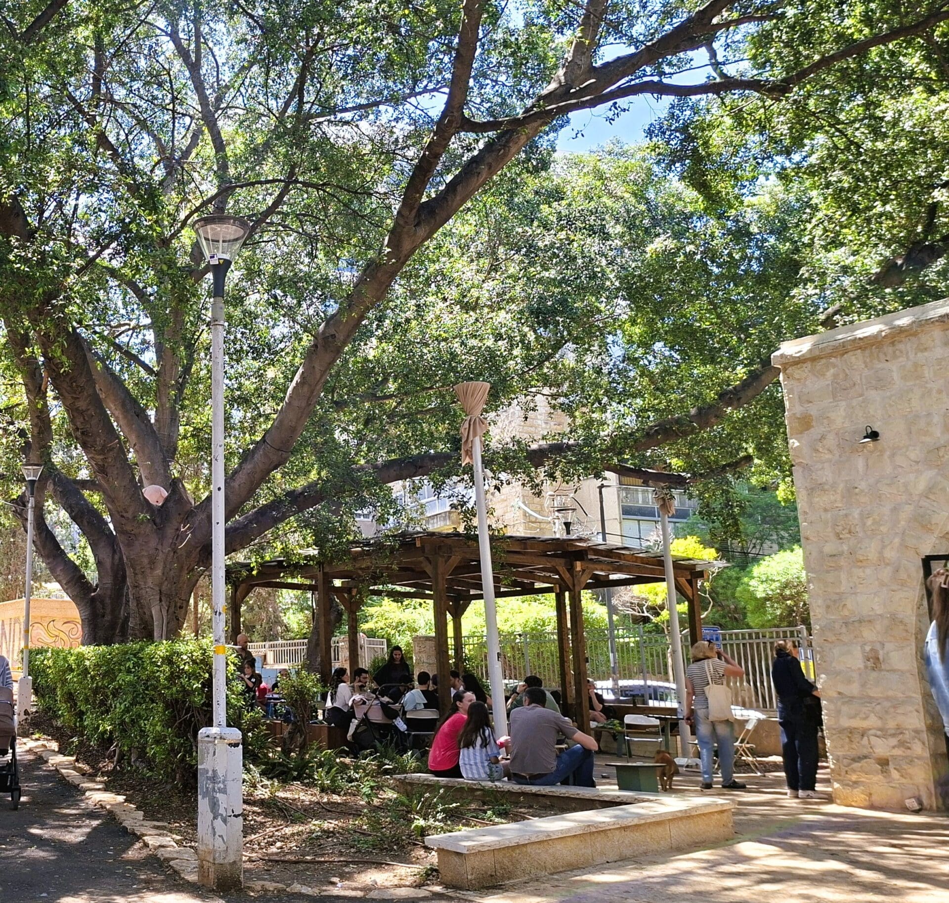 גן בנימין - בית הקפה שנבנה בשנת 1926חודש והומה מבקרים (צילום: רחלי אורבך)