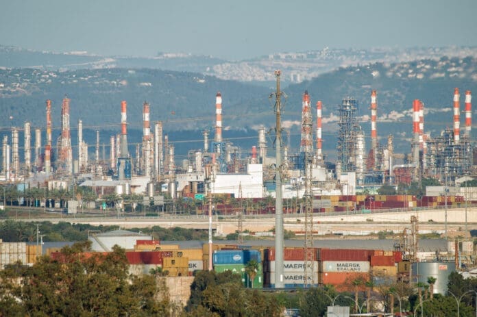 תעשייה, פטרוכימיה, בתי זיקוק, ארובות, פליטה, זיהום אוויר, חומרים מסוכנים, מחלות, אסתמה, בריאות הציבור, מתקני זיקוק, תשתית, נמל, לוגיסטיקה, מכולות, מארסק, חשמל, מתח גבוה, אורבניזציה, מגורים, סביבה, אקולוגי, מפעל, יישובים, נפט, חומרים מסוכנים, עשן, מתקני זיקוק, ארובה, ארובות, תשתיות, מאגרי דלק, מיכלי אחסון, אנרגיה, תעשייה, חוף הים, קריית חיים, מפרץ חיפה, תש"ן, חול, קו חוף, מתקן תעשייתי, צינורות, מתכת, שמיים, יום, צפון ישראל, הנדסה, לוגיסטיקה, גדרות, סביבה, משק האנרגיה, זיהום, מאבק, פעילי סביבה, ירוקים, בז״ן, דלק, נפט, זיקוק, אוויר, אסטמה, אסתמה, מחלות, מחלה, סרטן, קרצינוגן, קרצינוגנים