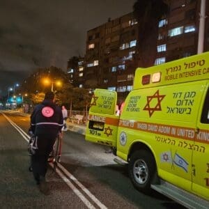 אישה בת 93 נפגעה מאופניים חשמליים בשדרות המגינים בחיפה 3/5/26 (צילום: תיעוד מבצעי מד״א)