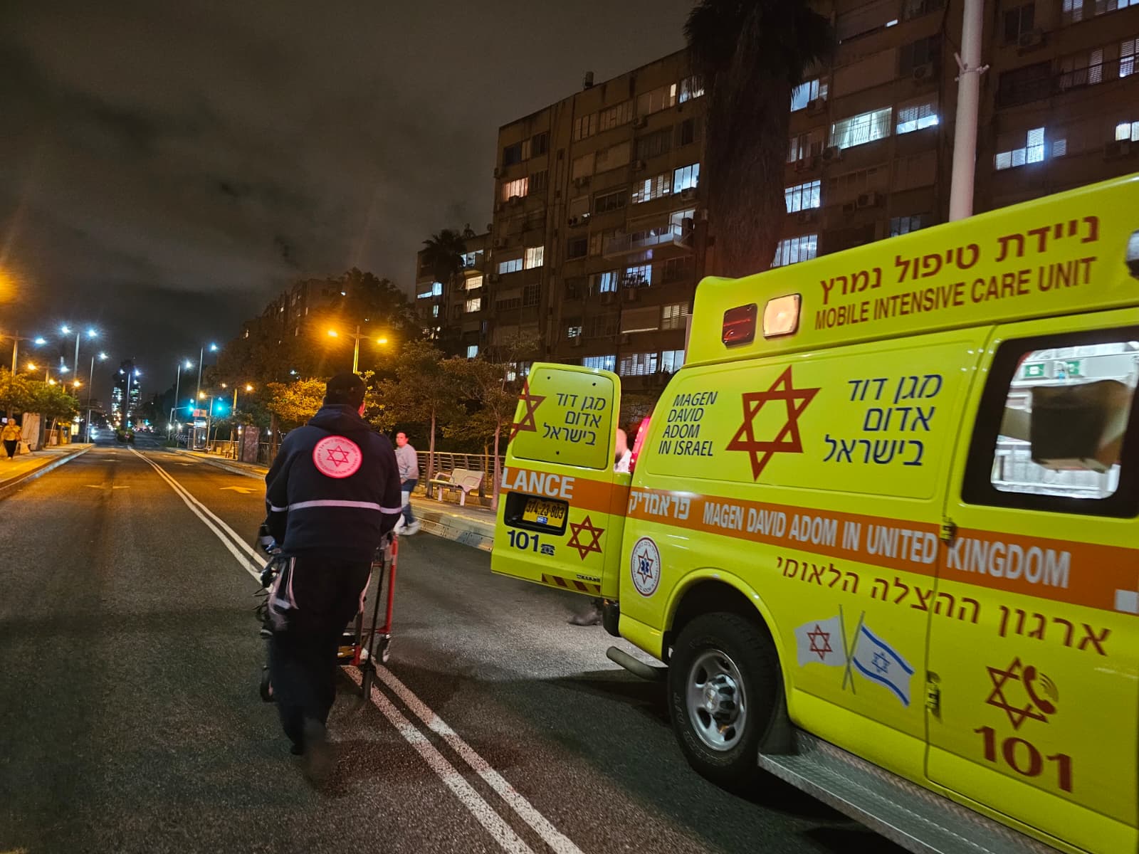 אישה בת 93 נפגעה מאופניים חשמליים בשדרות המגינים בחיפה 3/5/26 (צילום: תיעוד מבצעי מד״א)