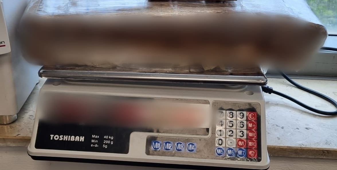 נתפסו סמים בכמות גדולה ברכבים בחיפה – שני חשודים נעצרו 4/5/26 (צילום: דוברות המשטרה)