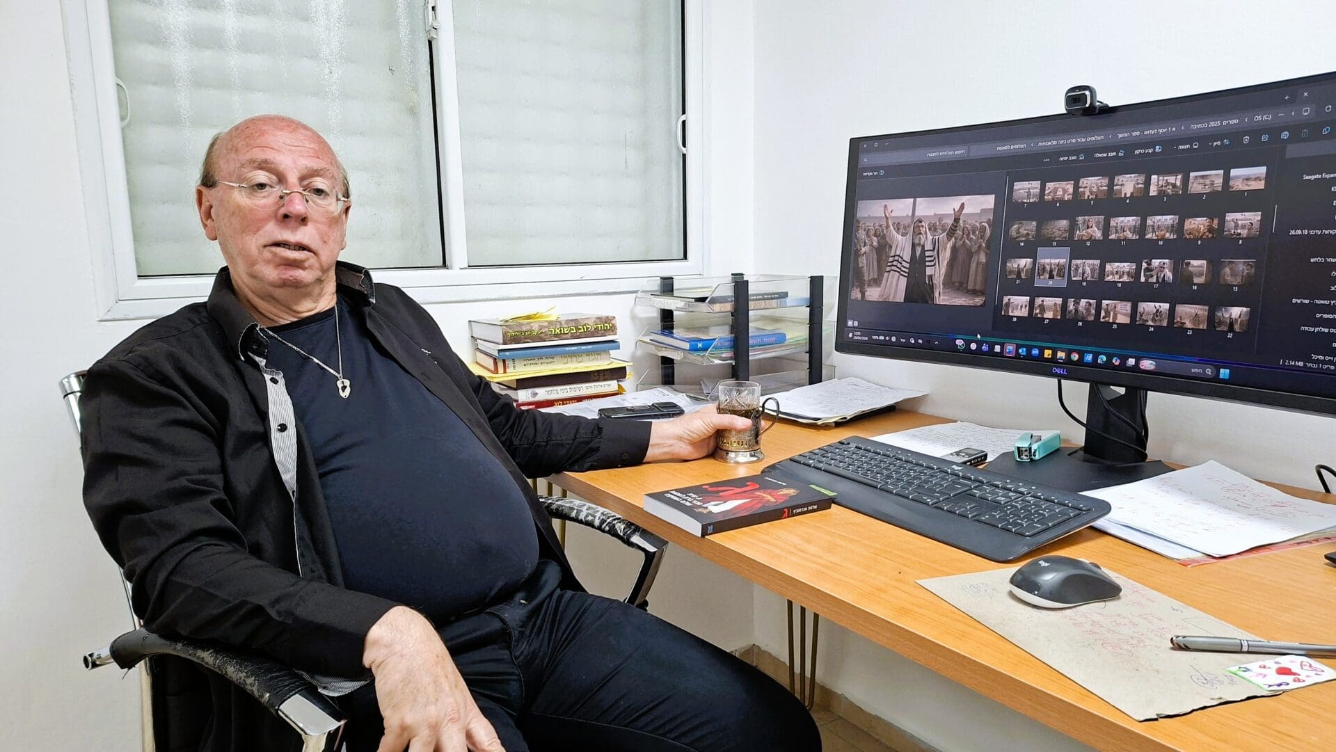 שלמה אברמוביץ - בחדר העבודה, שבו המחשבות מקבלות צורה (צילום: רחלי אורבך)
