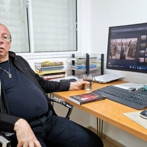 שלמה אברמוביץ – בחדר העבודה, שבו המחשבות מקבלות צורה (צילום: רחלי אורבך)