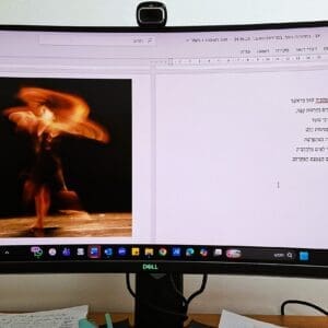 בבית שלמה אברמוביץ – על צג המחשב שיר וצילום – הכנה לקראת הספר הבא (צילום: רחלי אורבך)