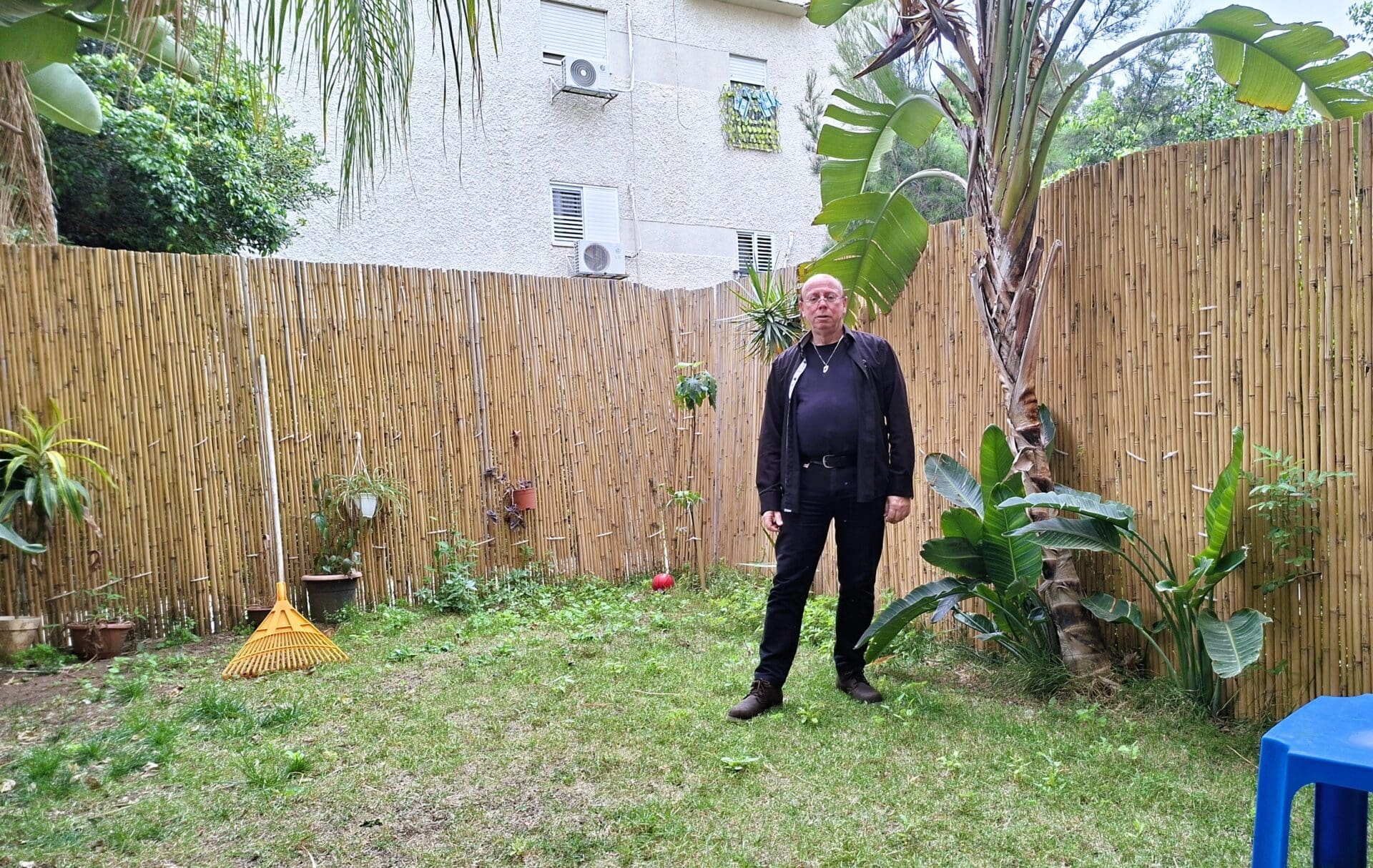 שלמה אברמוביץ - בחצר מעונו (צילום: רחלי אורבך)
