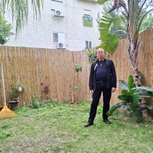 שלמה אברמוביץ – בחצר מעונו (צילום: רחלי אורבך)
