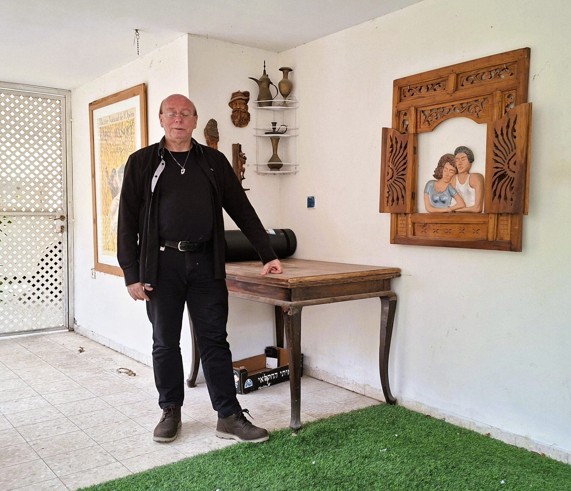 שלמה אברמוביץ - במקום המיועד להיות חדר עבודה חדש (צילום: רחלי אורבך)