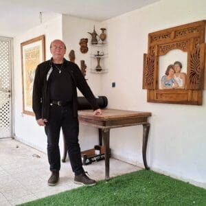 שלמה אברמוביץ – במקום המיועד להיות חדר עבודה חדש (צילום: רחלי אורבך)