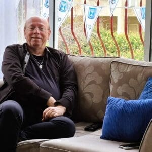 שלמה אברמוביץ – בפינה המועדפת עליו אשר בסלון ביתו (צילום: רחלי אורבך)