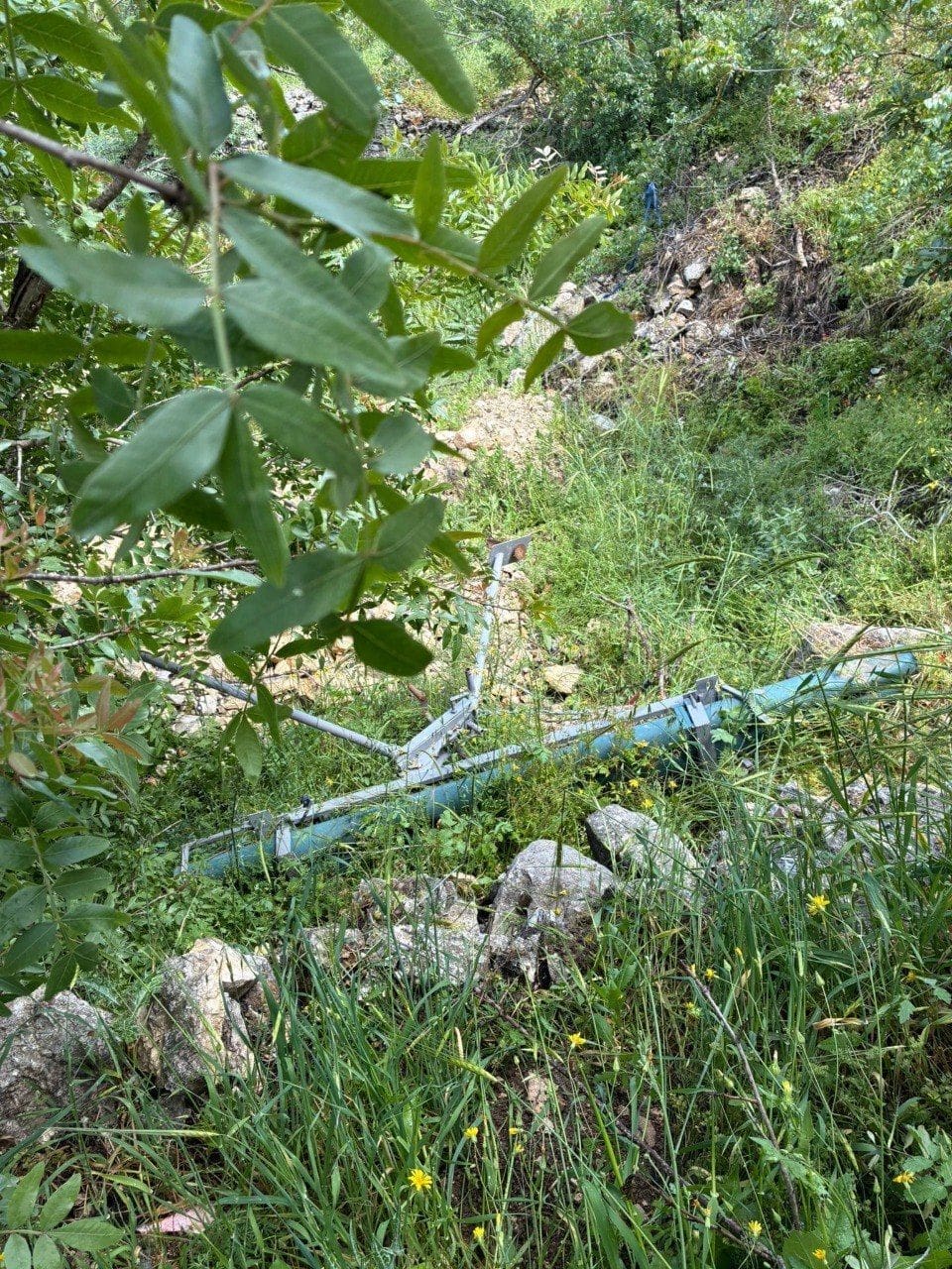 סיירת גבעתי חשפה מצבור רקטות ומשגרים של חיזבאללה בדרום לבנון - שגר רקטות של חיזבאללה מונח בסבך 4/5/26 (צילום: דובר צה״ל)