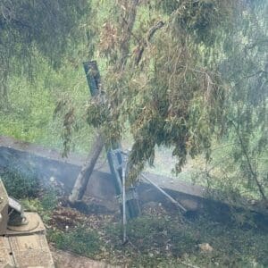 סיירת גבעתי חשפה מצבור רקטות ומשגרים של חיזבאללה בדרום לבנון – מרגמה של חיזבאללה מוסתרת בסבך 4/5/26 (צילום: דובר צה״ל)