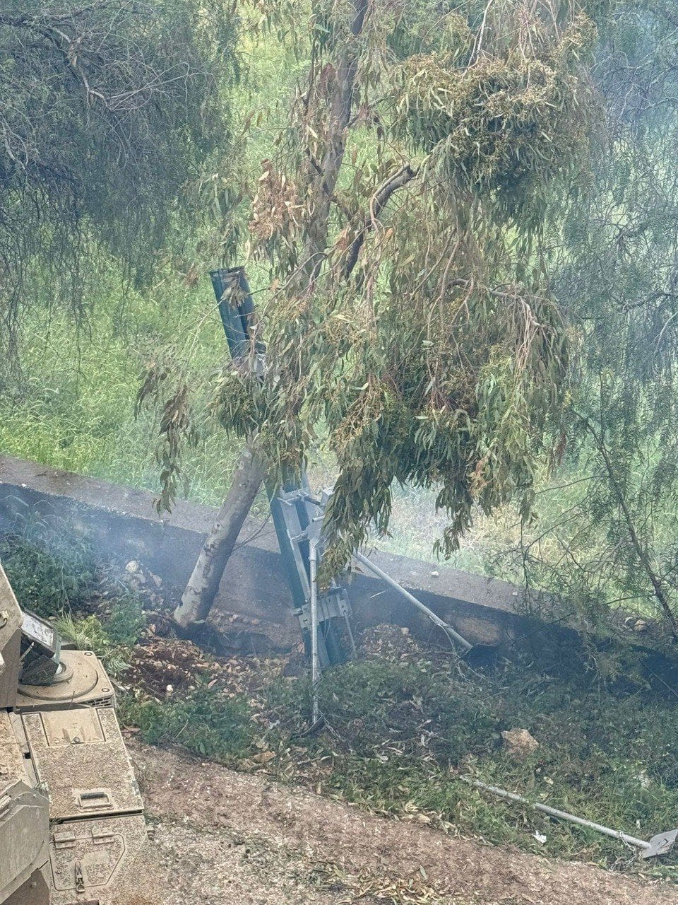 סיירת גבעתי חשפה מצבור רקטות ומשגרים של חיזבאללה בדרום לבנון - מרגמה של חיזבאללה מוסתרת בסבך 4/5/26 (צילום: דובר צה״ל)