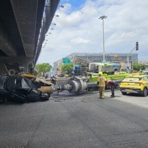 באגר נפל ממשאית על רכב פרטי בצומת קריית אתא – שלושה נפגעים במצב קל 5/5/26 (צילום: דוברות מד״א)