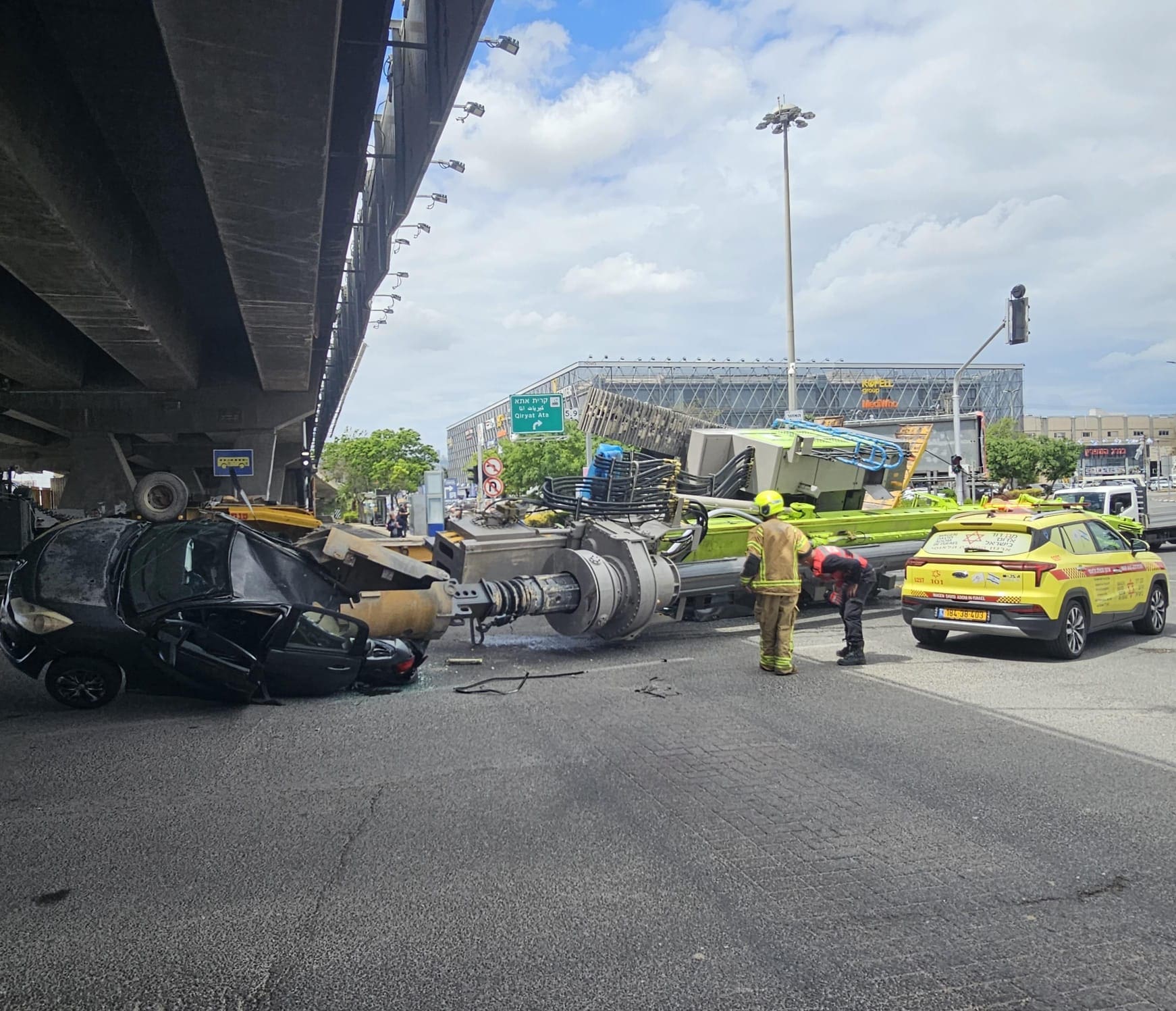 באגר נפל ממשאית על רכב פרטי בצומת קריית אתא – שלושה נפגעים במצב קל 5/5/26 (צילום: דוברות מד״א)