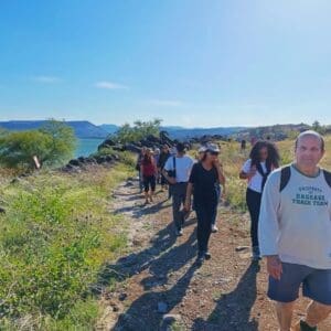 מטיילים במקטע 'שביל סובב כינרת' מכפר נחום לטבחה(צילום: דניאל וקנין, איגוד ערים כינרת)