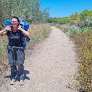 לורה, עולה מצרפת ותושבת תל אביב, בטיול רגלי בשביל סובב כינרת (צילום: דניאל וקנין, איגוד ערים כינרת)