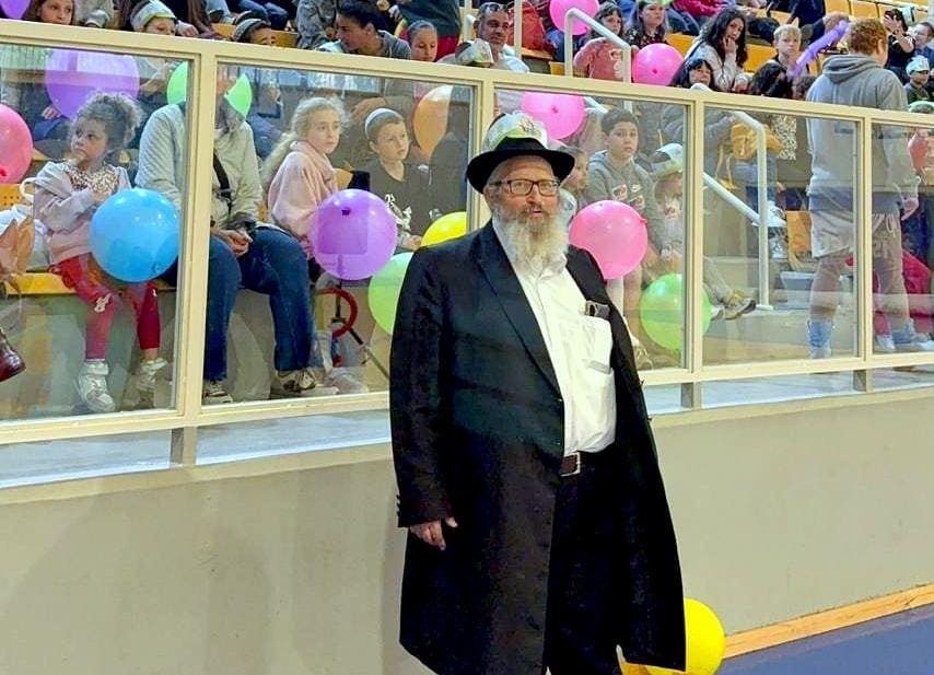למרות הגשם הסוער: מאות צעדו בתהלוכת ל"ג בעומר מרהיבה וססגונית בשכונת קריית אליעזר בחיפה (צילום: באדיבות שניאור ליפש, מתנדב בית חב"ד קריית אליעזר).