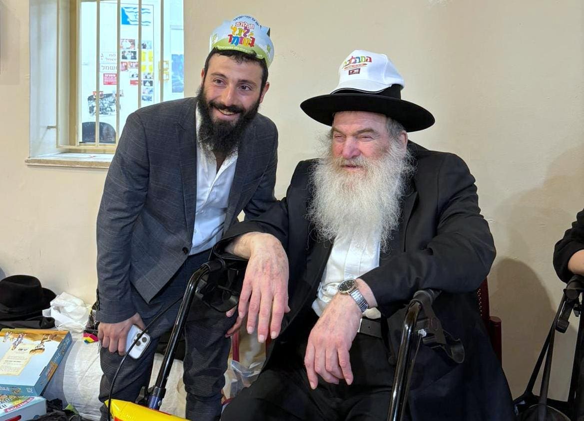 למרות הגשם הסוער: מאות צעדו בתהלוכת ל"ג בעומר מרהיבה וססגונית בשכונת קריית אליעזר בחיפה (צילום: באדיבות שניאור ליפש, מתנדב בית חב"ד קריית אליעזר).