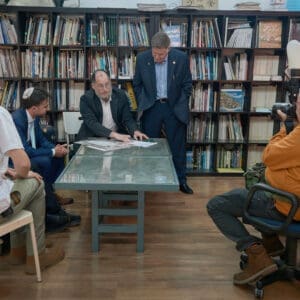 רן דנסקי, רוטרי, עמותת יחד, חתונה, בודדים, מכללת תלתן, חופה, נישואין, טקס, חתן, כלה, חיילים, מדים, צבא, צה"ל, קהל, אורחים, שמחת חתן וכלה, אירוע, התרגשות, אולם, דגלים, מכללה, סטודנטים, חיבוק, זוגיות, מדים ייצוגיים, שמלת כלה, פרחים.