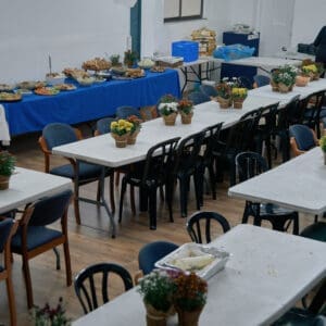 רן דנסקי, רוטרי, עמותת יחד, חתונה, בודדים, מכללת תלתן, חופה, נישואין, טקס, חתן, כלה, חיילים, מדים, צבא, צה"ל, קהל, אורחים, שמחת חתן וכלה, אירוע, התרגשות, אולם, דגלים, מכללה, סטודנטים, חיבוק, זוגיות, מדים ייצוגיים, שמלת כלה, פרחים.