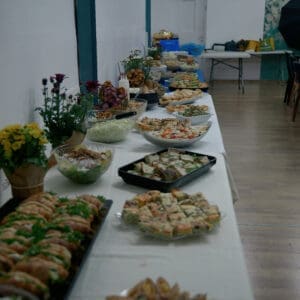 רן דנסקי, רוטרי, עמותת יחד, חתונה, בודדים, מכללת תלתן, חופה, נישואין, טקס, חתן, כלה, חיילים, מדים, צבא, צה"ל, קהל, אורחים, שמחת חתן וכלה, אירוע, התרגשות, אולם, דגלים, מכללה, סטודנטים, חיבוק, זוגיות, מדים ייצוגיים, שמלת כלה, פרחים.