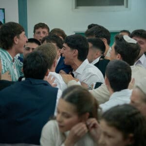 רן דנסקי, רוטרי, עמותת יחד, חתונה, בודדים, מכללת תלתן, חופה, נישואין, טקס, חתן, כלה, חיילים, מדים, צבא, צה"ל, קהל, אורחים, שמחת חתן וכלה, אירוע, התרגשות, אולם, דגלים, מכללה, סטודנטים, חיבוק, זוגיות, מדים ייצוגיים, שמלת כלה, פרחים.