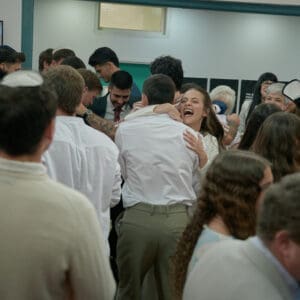 רן דנסקי, רוטרי, עמותת יחד, חתונה, בודדים, מכללת תלתן, חופה, נישואין, טקס, חתן, כלה, חיילים, מדים, צבא, צה"ל, קהל, אורחים, שמחת חתן וכלה, אירוע, התרגשות, אולם, דגלים, מכללה, סטודנטים, חיבוק, זוגיות, מדים ייצוגיים, שמלת כלה, פרחים.