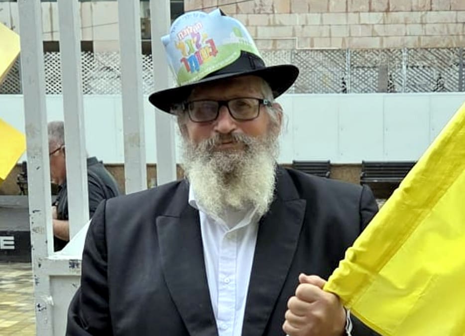 למרות הגשם הסוער: מאות צעדו בתהלוכת ל"ג בעומר מרהיבה וססגונית בשכונת קריית אליעזר בחיפה (צילום: באדיבות שניאור ליפש, מתנדב בית חב"ד קריית אליעזר).