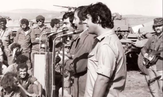 בפני חיילים ואותו פושקין מלווה כראוי (צילום: אילן סגל)