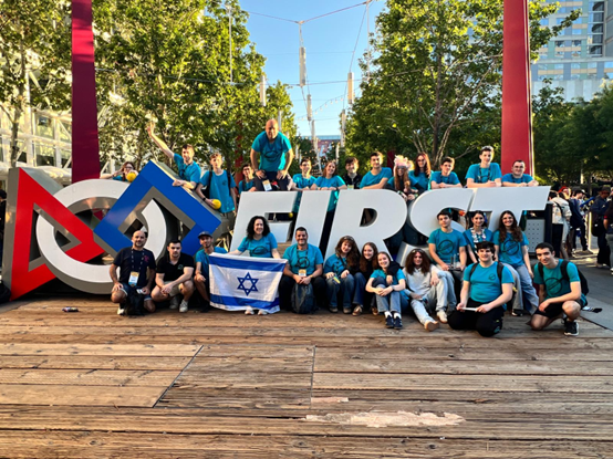 נבחרת הגלקסיה של הריאלי בחיפה זכתה בפרס יוקרתי בתחרות רובוטיקה עולמית (צילום: בית הספר הריאלי העברי בחיפה)