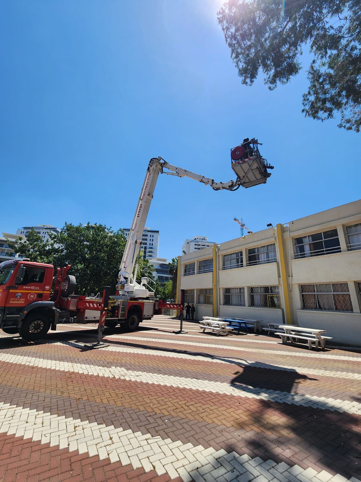 מנוף גבהים - כטב"ם נפץ אותר על גג בית ספר בגליל המערבי | תלמידים פונו מהזירה (צילום: כבאות והצלה)