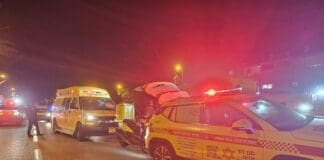 הולך רגל כבן 50 נהרג מפגיעת משאית בקריית אתא 9/5/26 (צילום: מד״א)