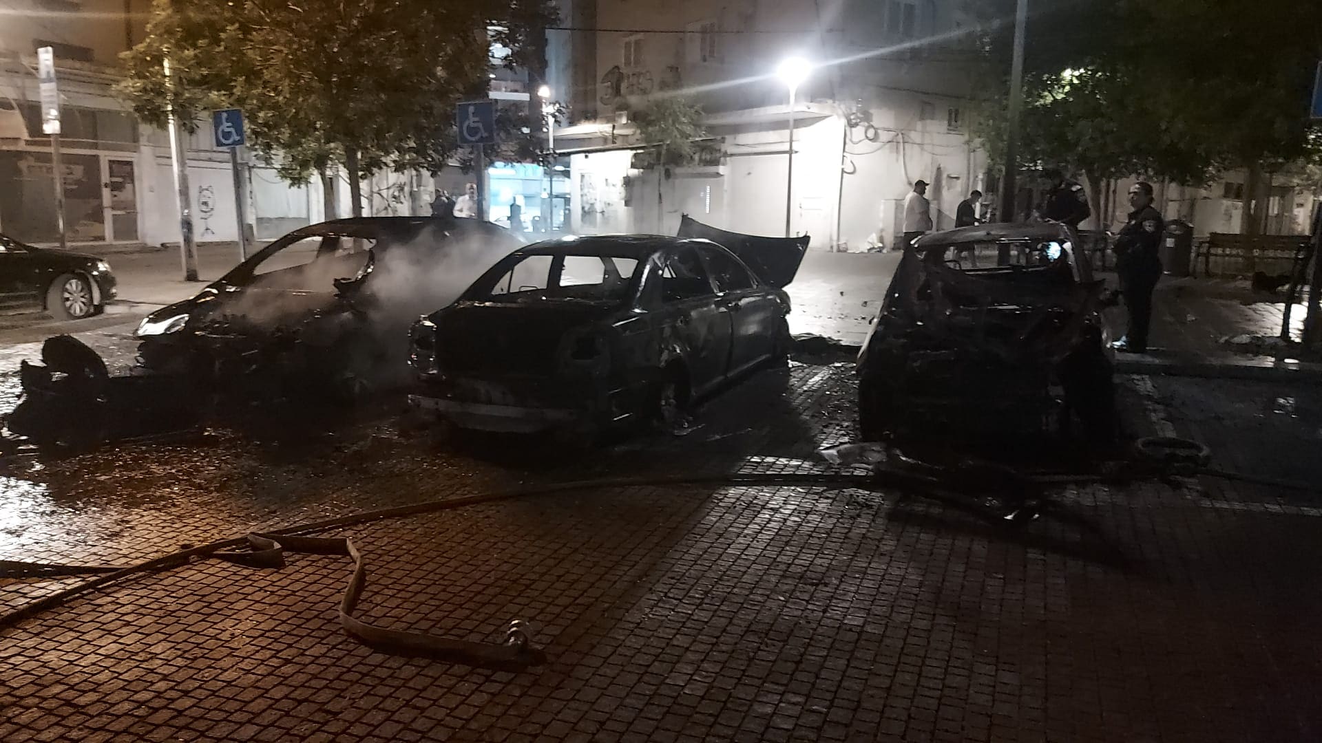 שריפה בקרית אתא: מספר כלי רכב עלו באש ברחוב מורדי הגטאות 9/5/26 (צילום: דוברות כבאות והצלה לישראל | מחוז חוף)
