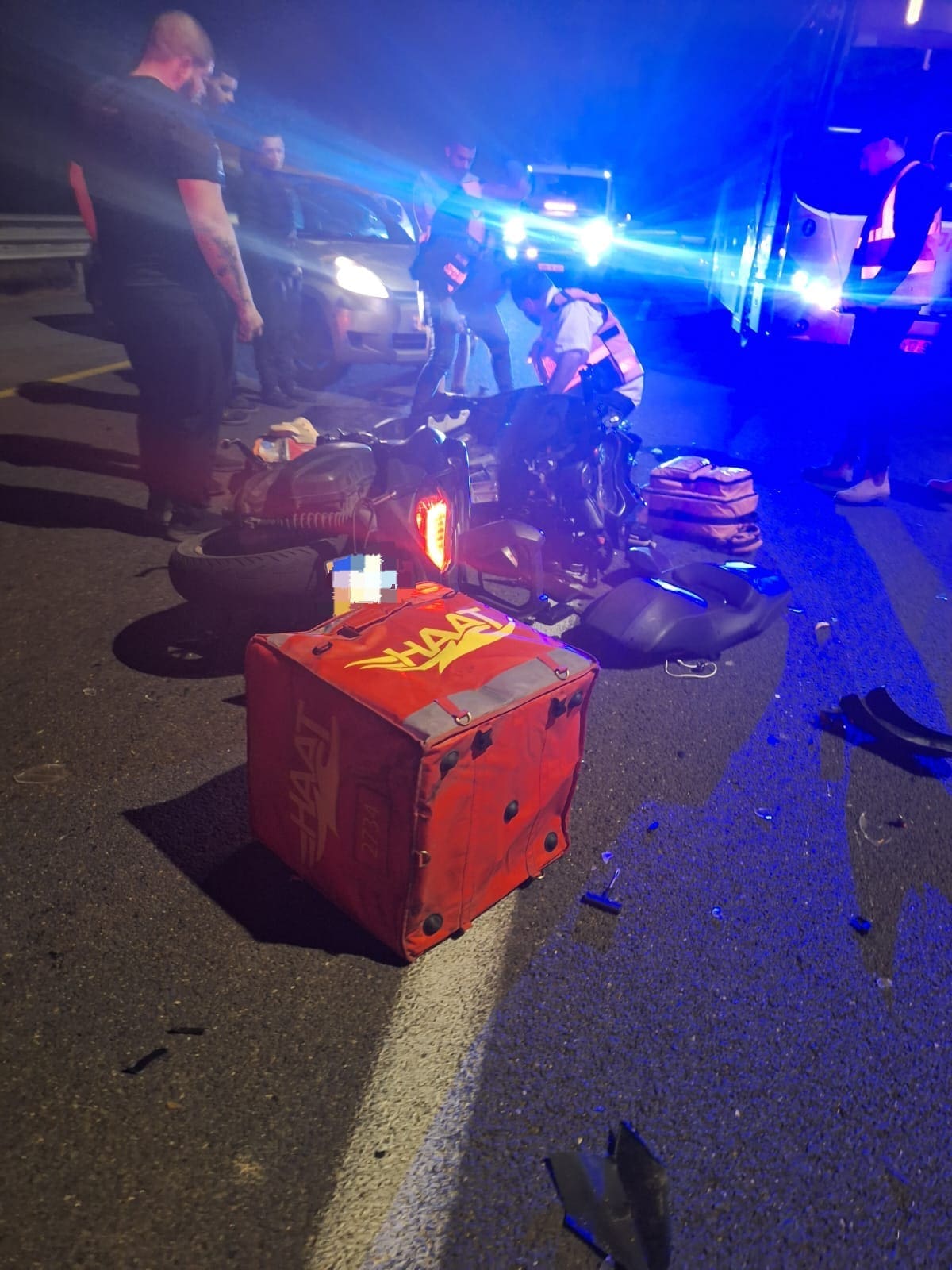 רוכב קטנוע נפצע בינוני בתאונה עם משאית בכביש 70 - צוותי הרפואה של איחוד הצלה העניקו סיוע ראשוני לרוכב קטנוע (כבן 25) שנפצע בינוני בכביש 70 בסמוך למחלף סומך. 10/5/26 (צילום: איחוד הצלה)