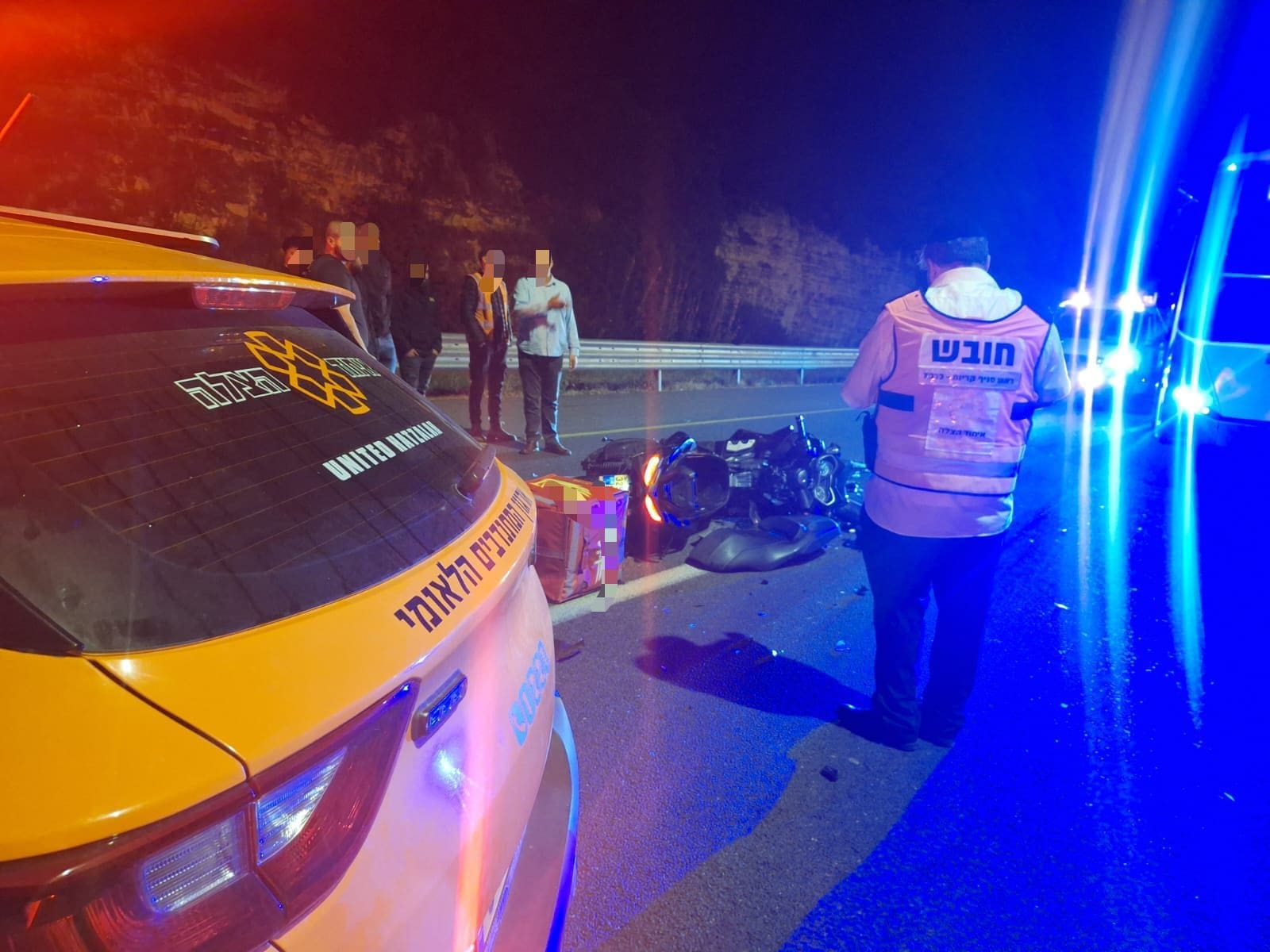 רוכב קטנוע נפצע בינוני בתאונה עם משאית בכביש 70 - צוותי הרפואה של איחוד הצלה העניקו סיוע ראשוני לרוכב קטנוע (כבן 25) שנפצע בינוני בכביש 70 בסמוך למחלף סומך. 10/5/26 (צילום: איחוד הצלה)