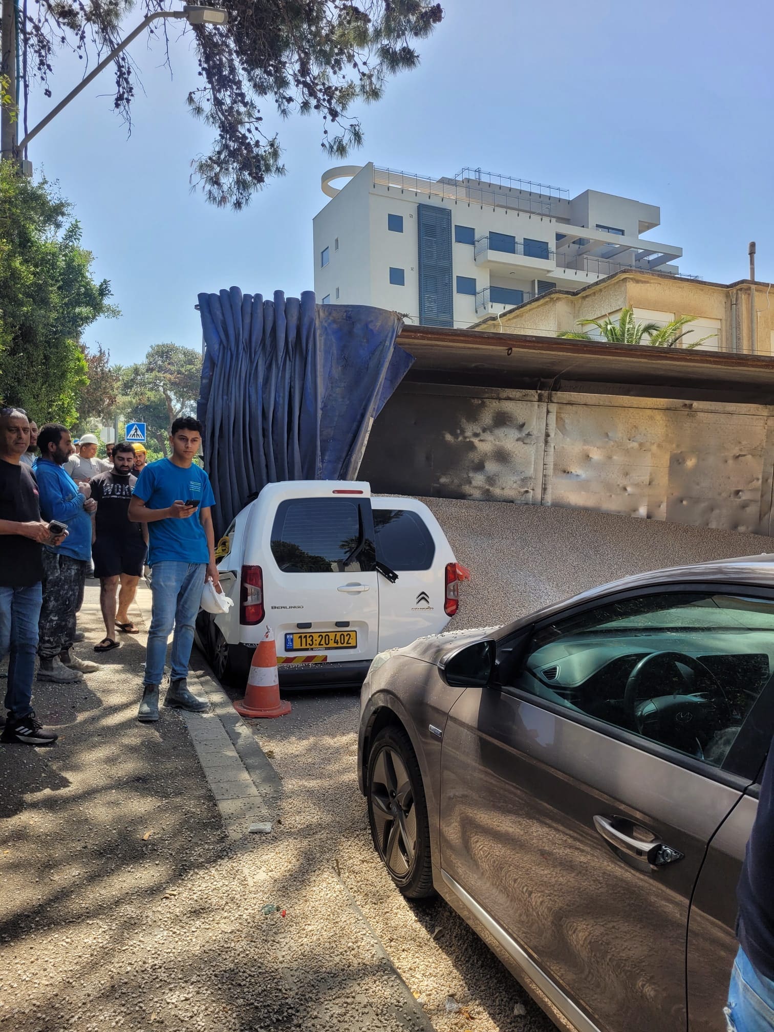 משאית התהפכה ברחוב פינסקי בחיפה 10/5/26 (צילום: נינה מזרחי)
