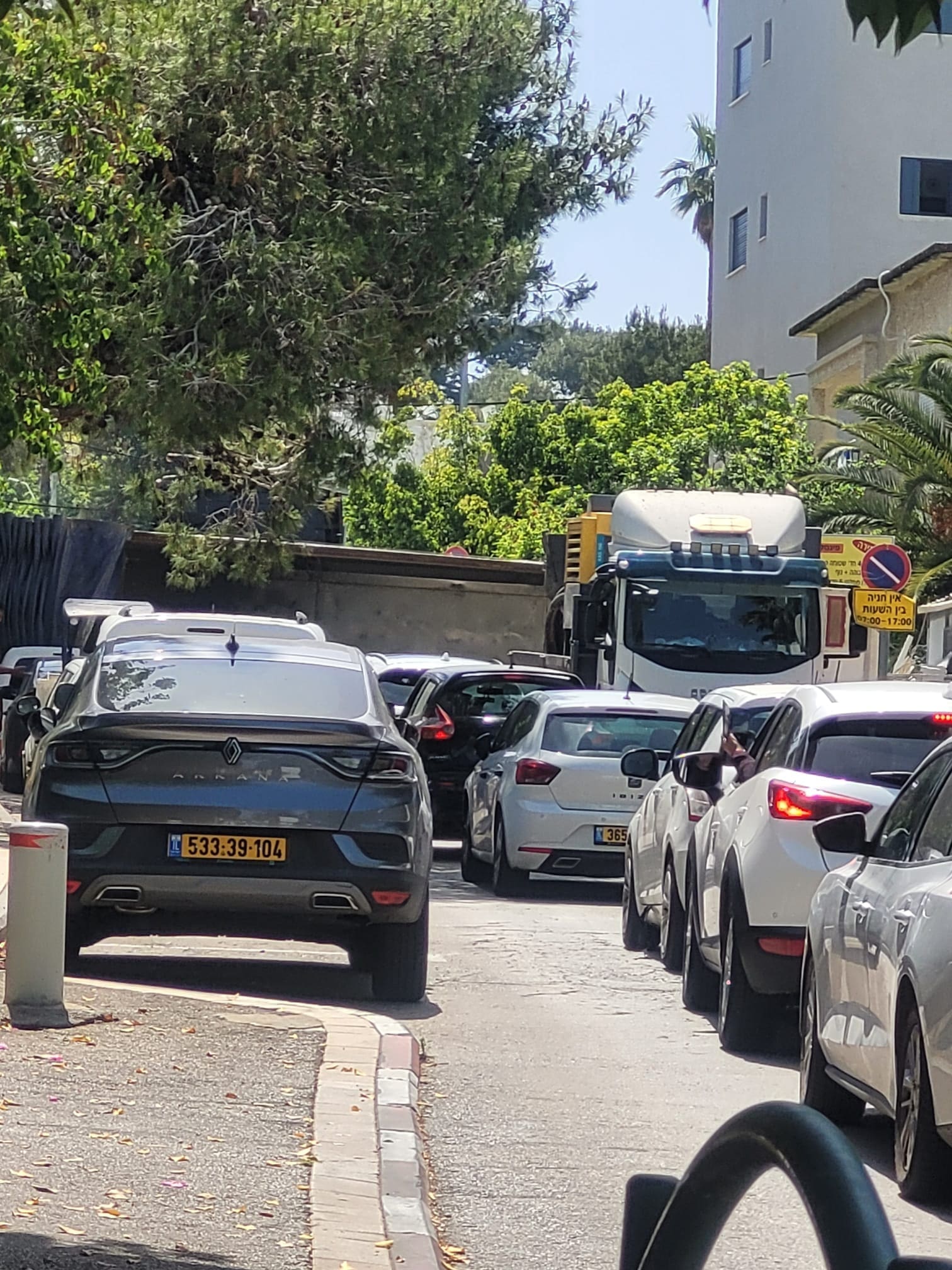 משאית התהפכה ברחוב פינסקי בחיפה 10/5/26 (צילום: נינה מזרחי)