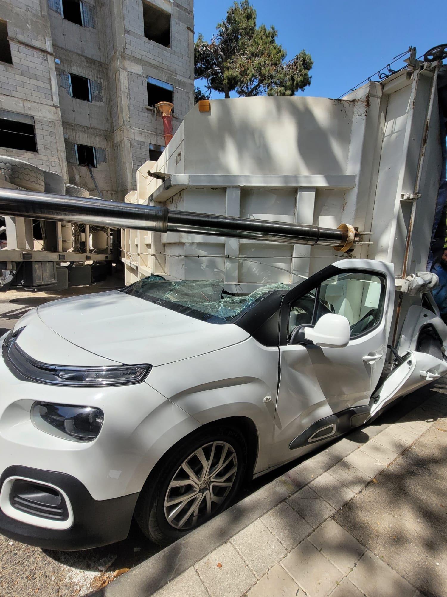משאית התהפכה ברחוב פינסקי בחיפה 10/5/26 (צילום: נינה מזרחי)
