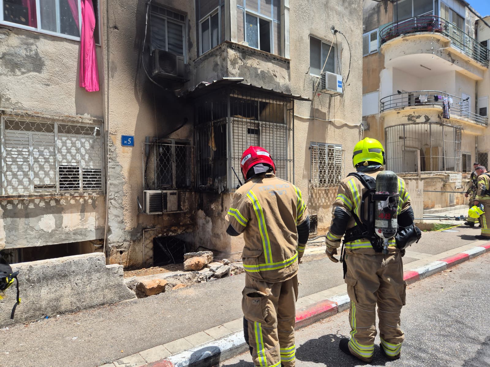 שריפה חדרה לבניין מגורים ברחוב ברזילי בחיפה וגרמה נזק משמעותי - דוברות כבאות והצלה לישראל | מחוז חוף 10/5/26 (צילום: כבאות והצלה לישראל)