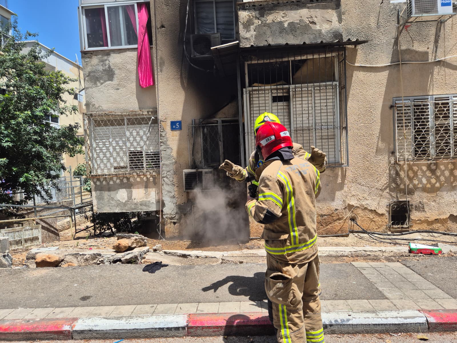 שריפה חדרה לבניין מגורים ברחוב ברזילי בחיפה וגרמה נזק משמעותי - דוברות כבאות והצלה לישראל | מחוז חוף 10/5/26 (צילום: כבאות והצלה לישראל)