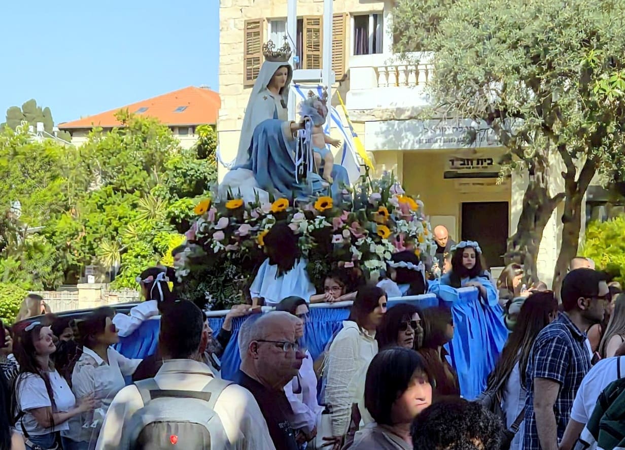 גם אחרי 107 שנה: אלפי מאמינים נוצרים צועדים בתהלוכת "מריה הקדושה" בחיפה • לראשונה צועדים נציגיו של האפיפיור מהוותיקן (צילום: אדיר יזירף).