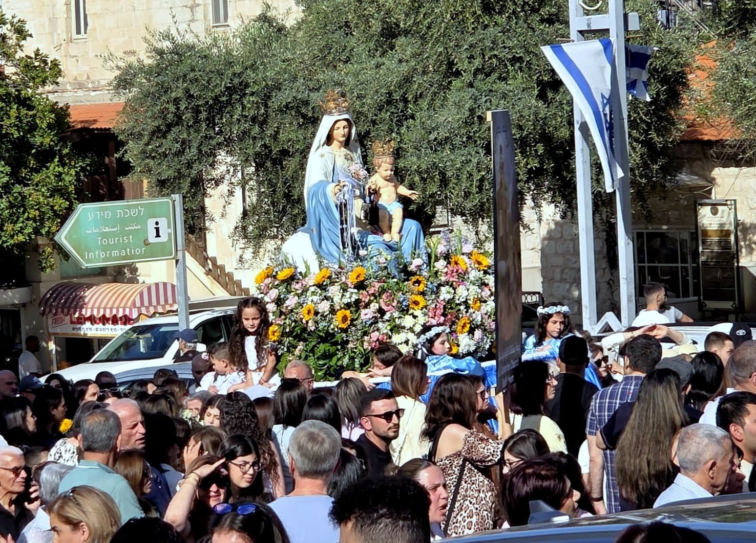 גם אחרי 107 שנה: אלפי מאמינים נוצרים צועדים בתהלוכת "מריה הקדושה" בחיפה • לראשונה צועדים נציגיו של האפיפיור מהוותיקן (צילום: אדיר יזירף).