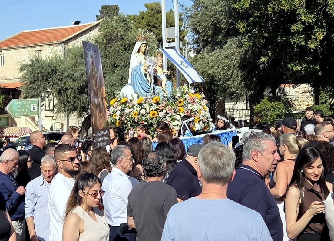 גם אחרי 107 שנה: אלפי מאמינים נוצרים צועדים בתהלוכת "מריה הקדושה" בחיפה • לראשונה צועדים נציגיו של האפיפיור מהוותיקן (צילום: אדיר יזירף).