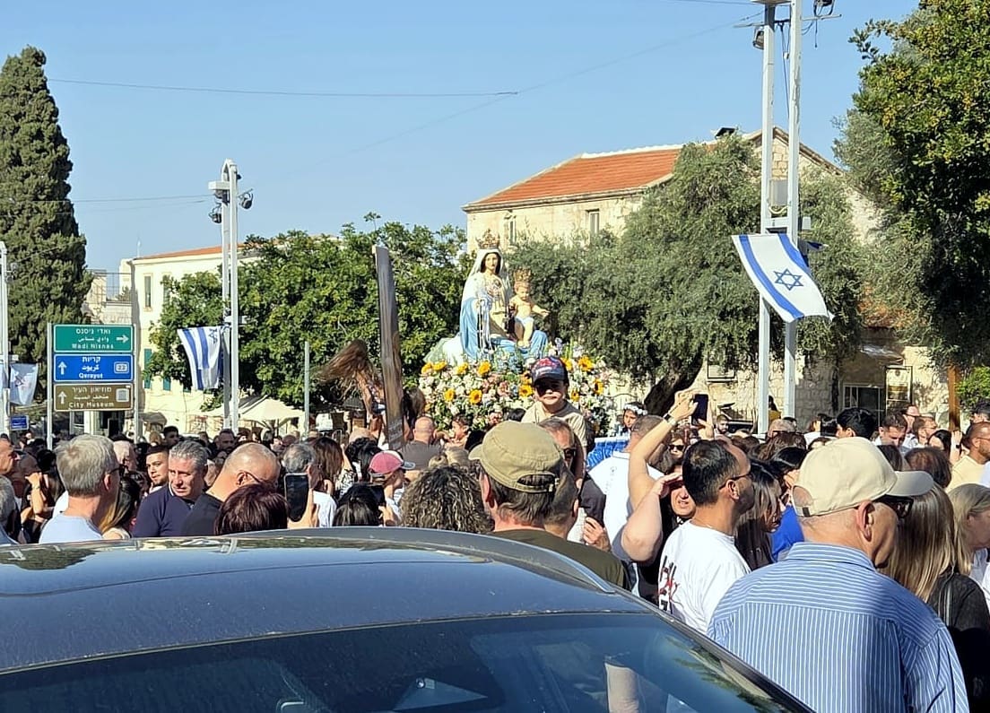 גם אחרי 107 שנה: אלפי מאמינים נוצרים צועדים בתהלוכת "מריה הקדושה" בחיפה • לראשונה צועדים נציגיו של האפיפיור מהוותיקן (צילום: אדיר יזירף).
