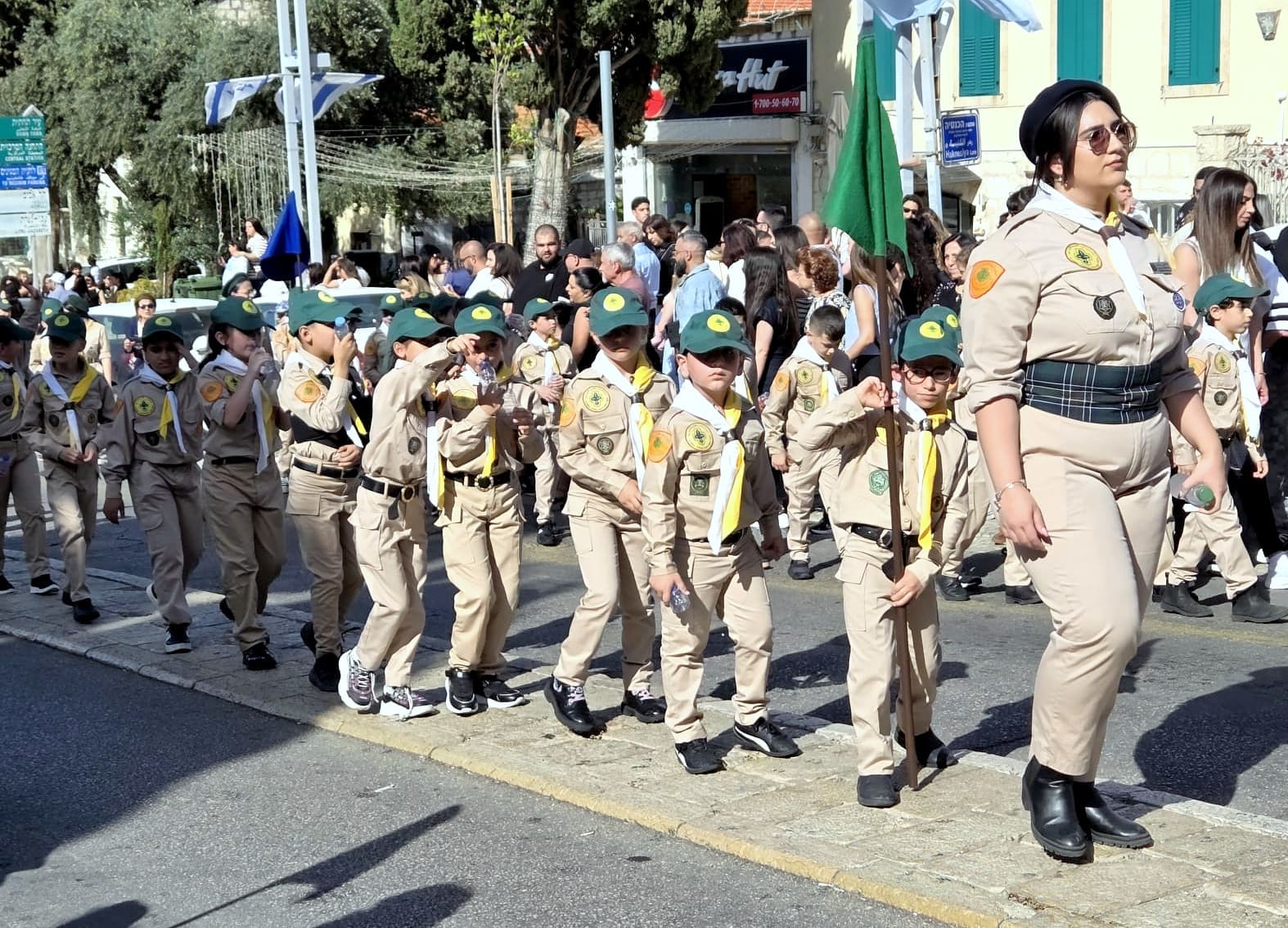 גם אחרי 107 שנה: אלפי מאמינים נוצרים צועדים בתהלוכת "מריה הקדושה" בחיפה • לראשונה צועדים נציגיו של האפיפיור מהוותיקן (צילום: אדיר יזירף).