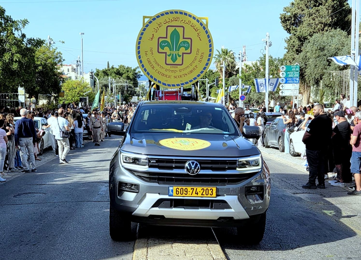 גם אחרי 107 שנה: אלפי מאמינים נוצרים צועדים בתהלוכת "מריה הקדושה" בחיפה • לראשונה צועדים נציגיו של האפיפיור מהוותיקן (צילום: אדיר יזירף).