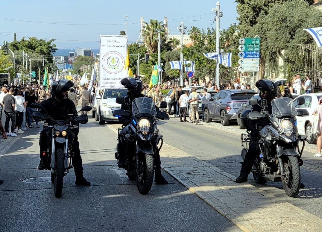 גם אחרי 107 שנה: אלפי מאמינים נוצרים צועדים בתהלוכת "מריה הקדושה" בחיפה • לראשונה צועדים נציגיו של האפיפיור מהוותיקן (צילום: אדיר יזירף).