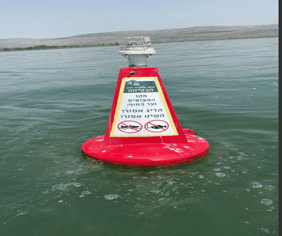 מצופים אדומים בצורת חרוט, הנושאים שילוט ברור המציין את גבול השמורה (צילום: רשות הספנות והנמלים)