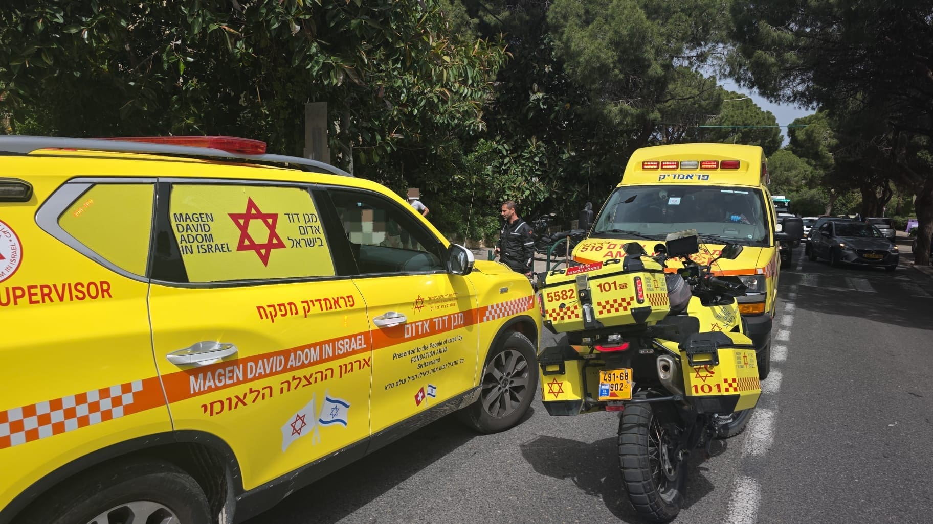 רוכב אופנוע נפצע בתאונה בדרך הים בחיפה 12/5/26 (צילום: מד״א)