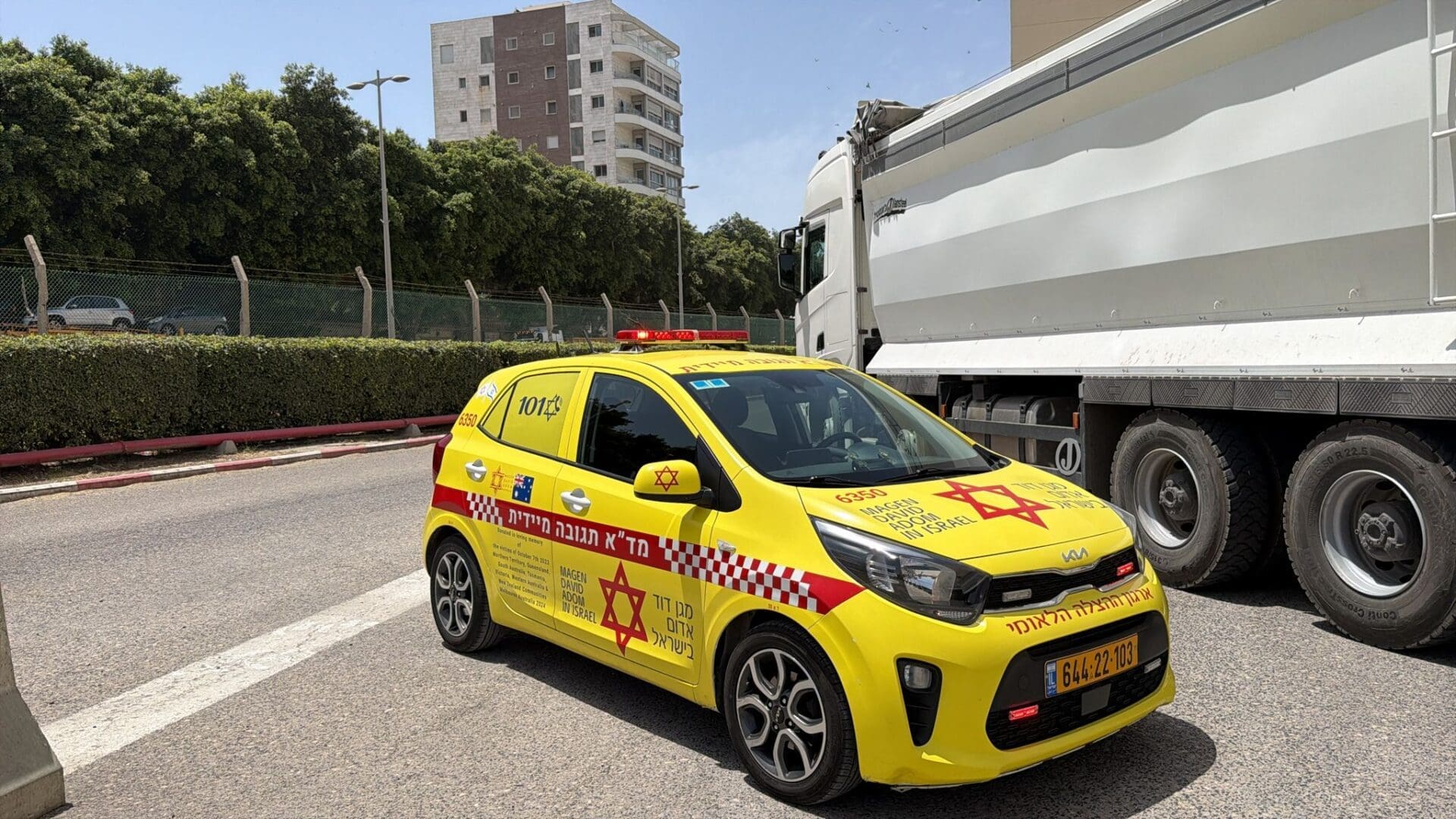 פועל צעיר נפל ממשאית בחיפה ופונה לבית החולים 12/5/26 (צילום: דוברות מד״א)